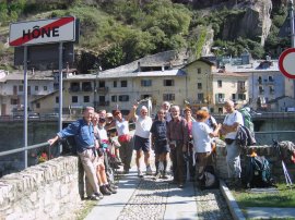 Il gruppo in sosta a Hône (11056 bytes)